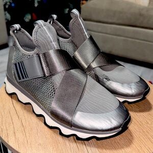 SOREL Women’s Kinetic Sneakers 9.5 no laces shoes metallic strap comfortable